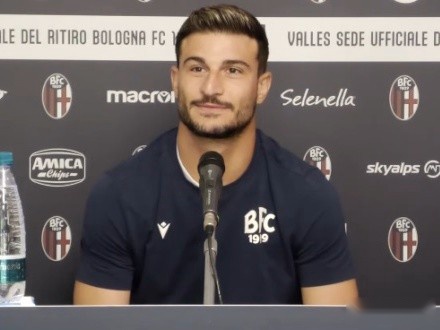 述着足球的 述着足球的